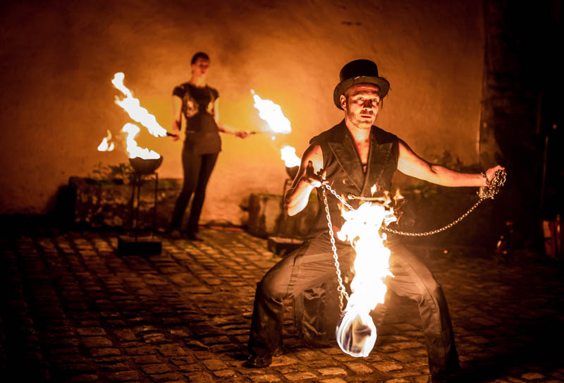 65 jongleur avec du feu au chateau de bourlingster