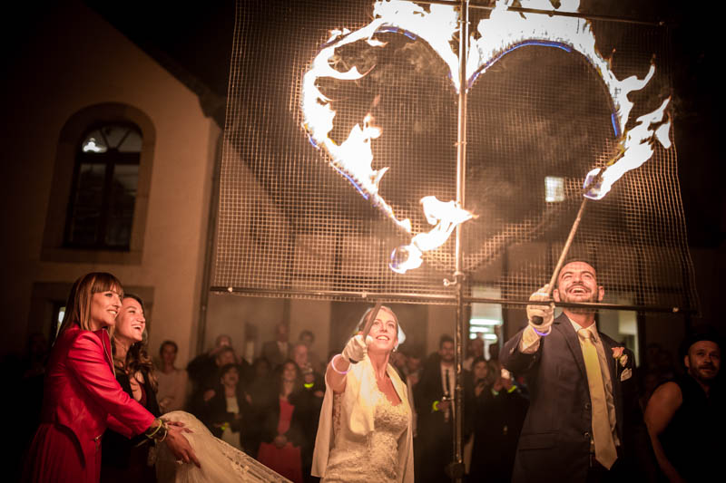 67 les mariés allument le coeur de feu
