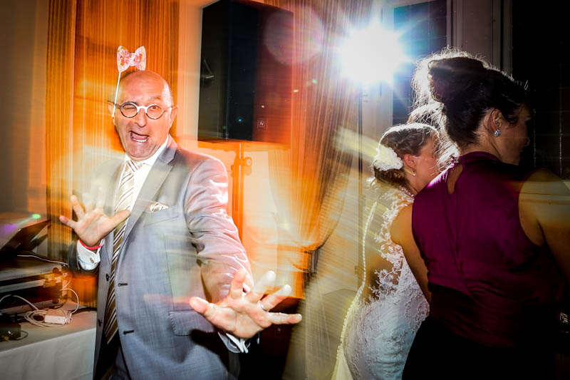 71 un homme danse pendant le mariage