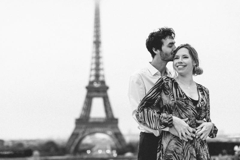 couple s'enlasse devant la tour Eiffel
