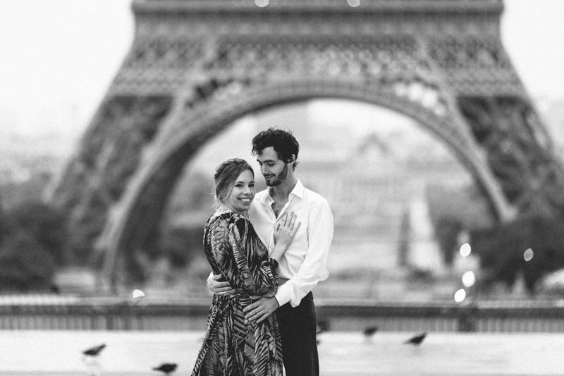 séance fiançailles en noir et blanc à Paris