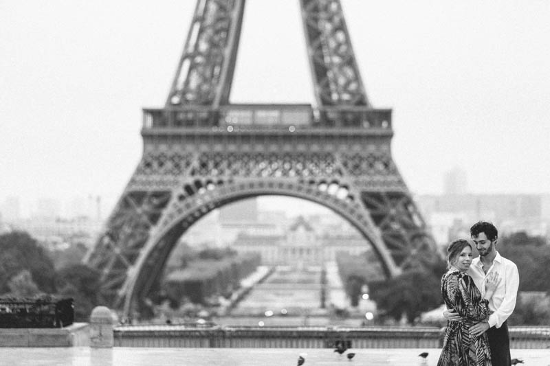 couple qui pose devant la tour Eiffel