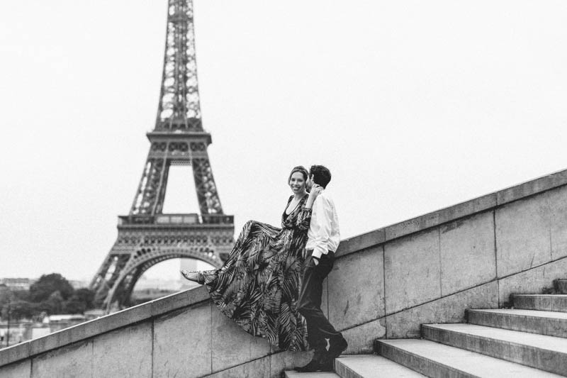 couple assis devant la tour Eiffel