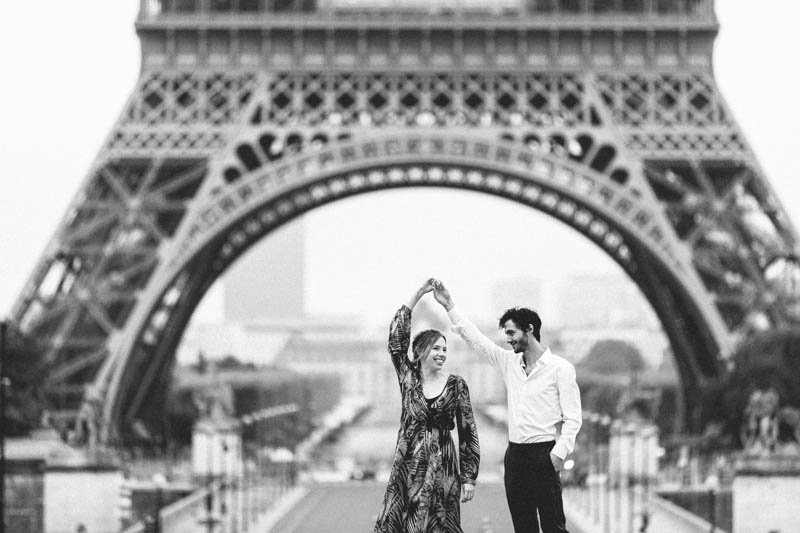 couple dansant devant la tour Eiffel