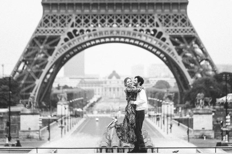 on croque la vie à pleine dents devant la tour eiffel
