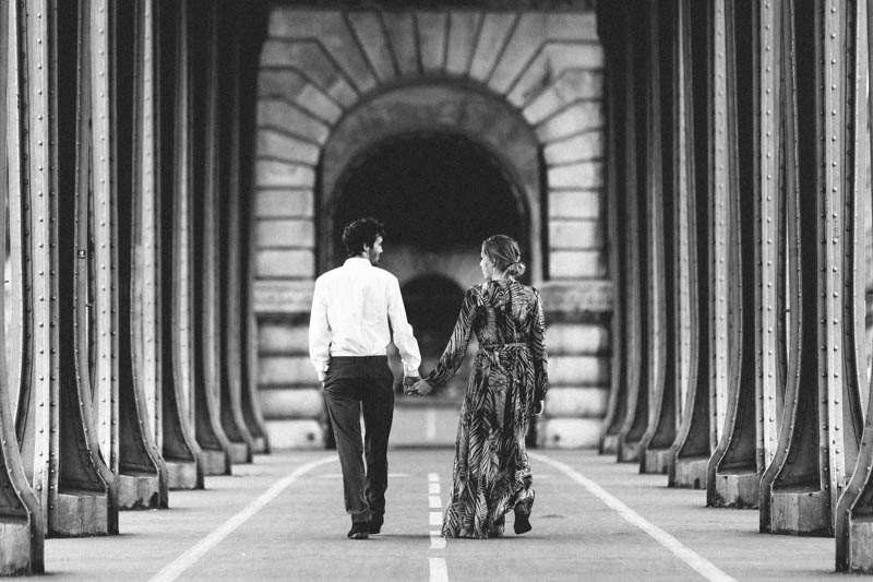 couple marchant sous le pont de Bir Hakeim