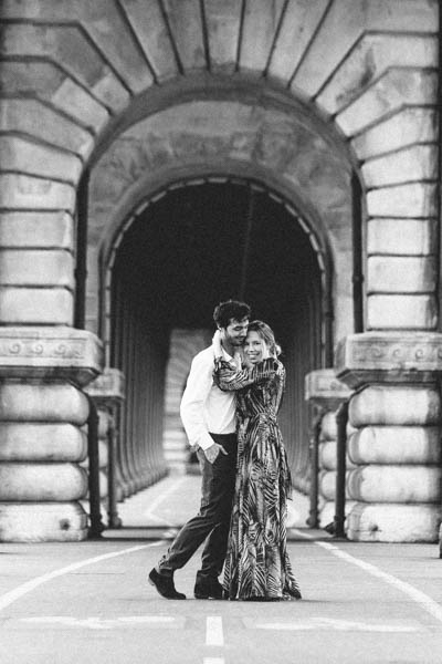 couple s'embrassant au pont de Bir Hakeim