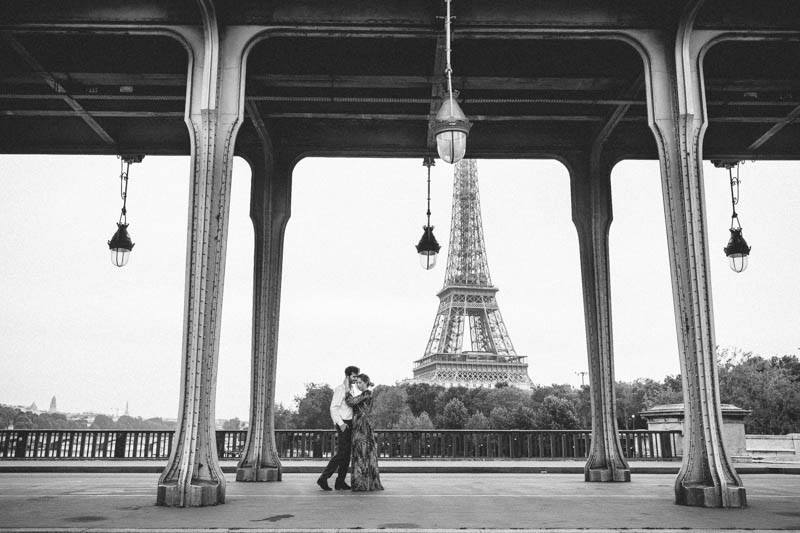 couple posant sous le pont de Bir Hakeim devant la tour eiffel