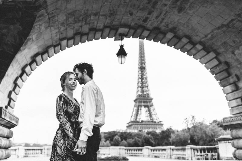 la tour Eiffel en fond pour ce couple amoureux