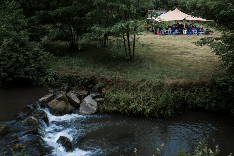 c&eacute;r&eacute;monie de mariage laique dans un jardin