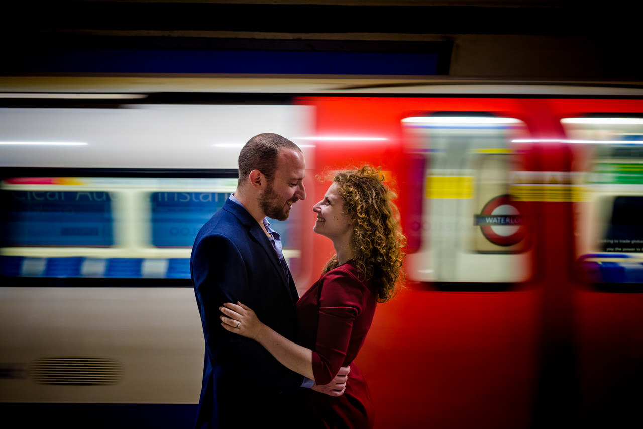  couple devant le métro londonien