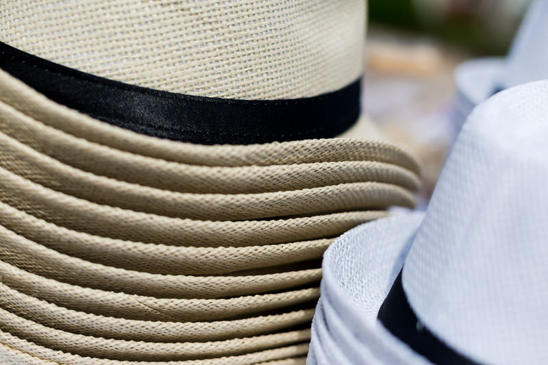 les chapeaux pour se prot&eacute;ger du soleil pendant la c&eacute;r&eacute;monie de mariage laique