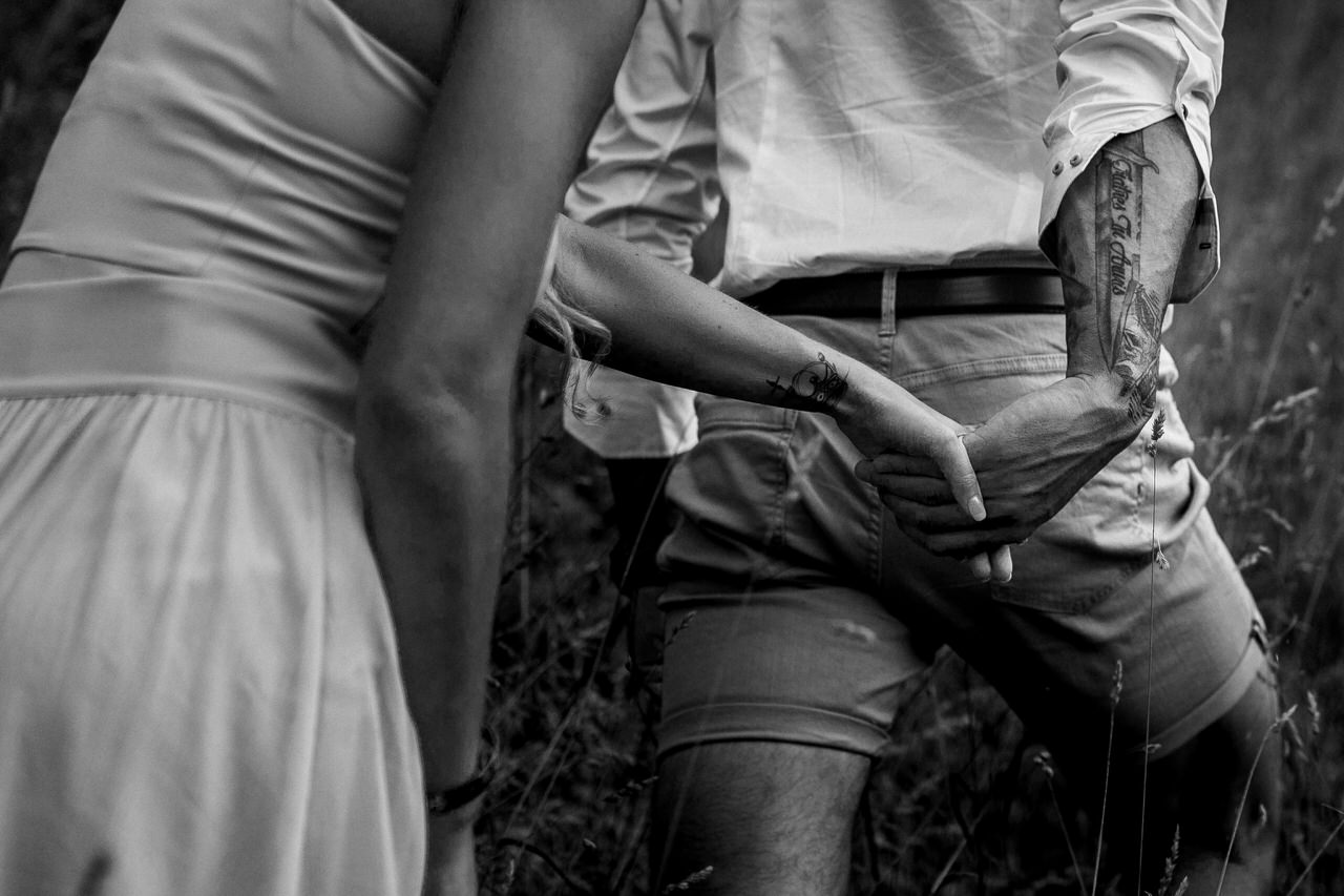 couple se donnant la main