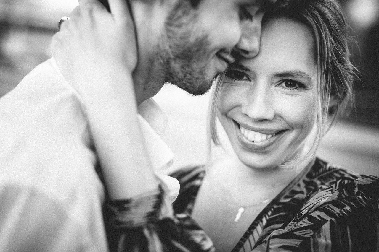 jolie francaise sourit au photographe