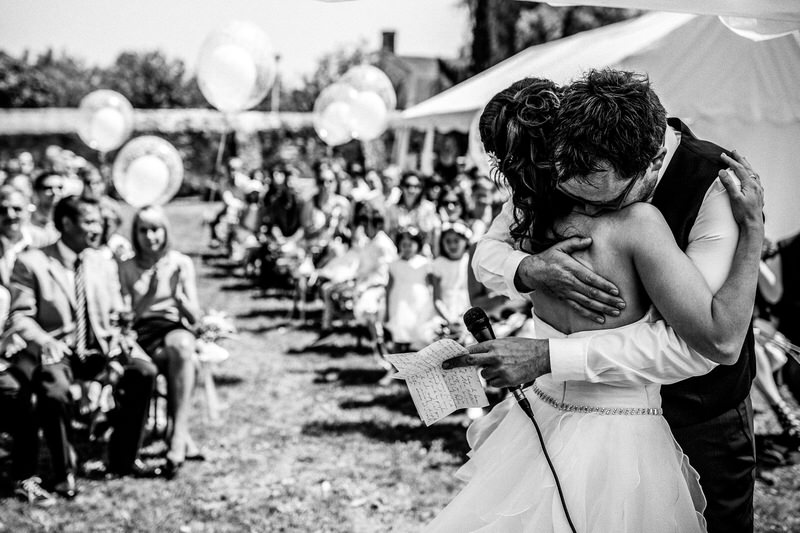 les mari&eacute;s s'enlassent apr&egrave;s avoir &eacute;chang&eacute; leurs voeux