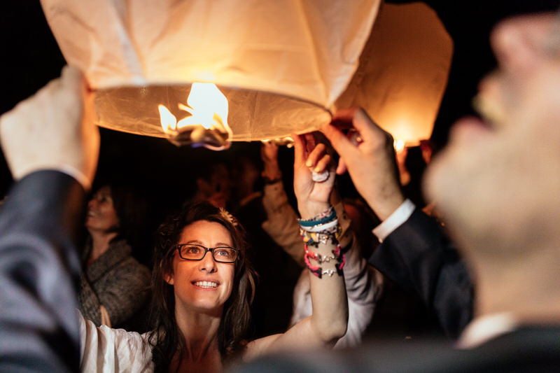 lacher de lanternes lors d'une c&eacute;r&eacute;monie de mariage laique