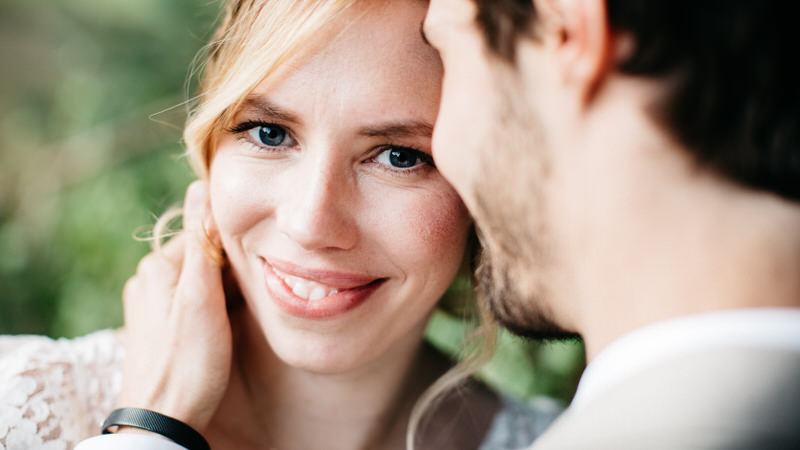 la mariée sourit au photographe
