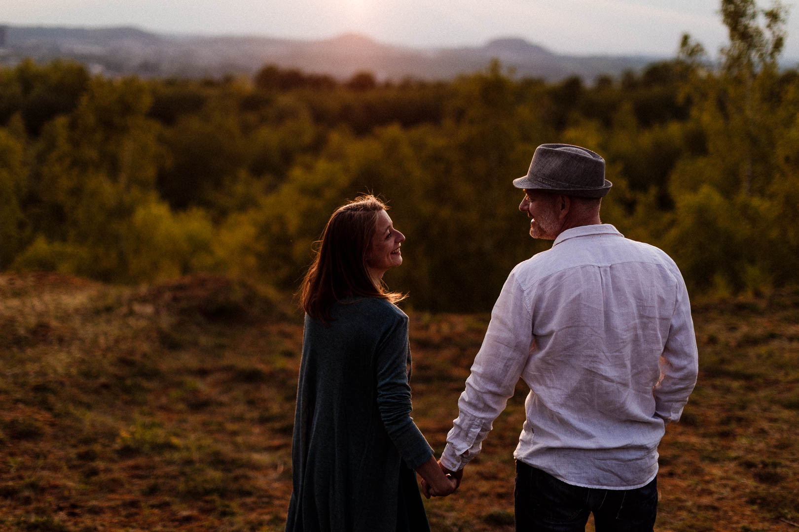 amoureux se tenant la main au soleil couchant pres de esch sur alzette